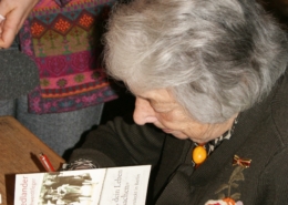 Margot Friedlander in der Aula der Sophie Scholl schule