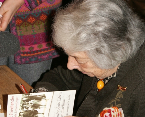 Margot Friedlander in der Aula der Sophie Scholl schule