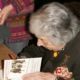 Margot Friedlander in der Aula der Sophie Scholl schule