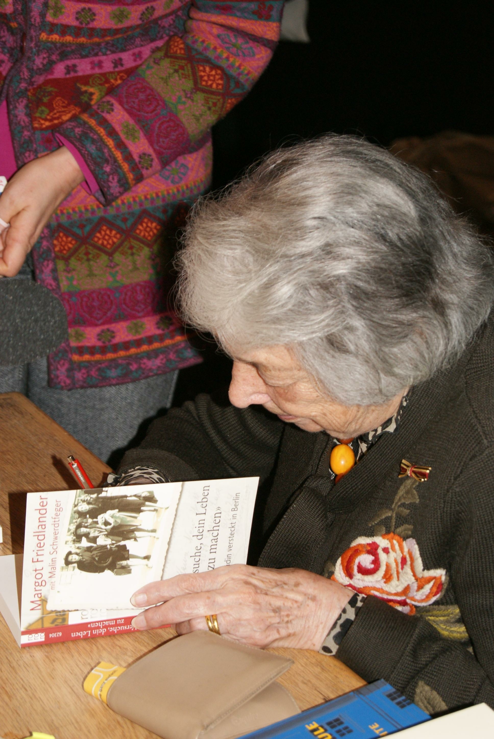 Margot Friedlander in der Aula der Sophie Scholl schule